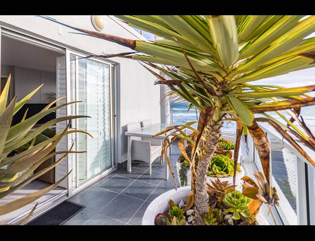 2 BEDROOM APARTMENT TO LET IN BEACHFRONT